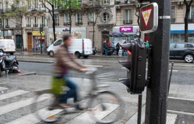 L'autorisation de griller les feux rouges pour les cyclistes dans certaines conditions est lancée à Paris, le 23 avril 2012. L'autorisation de griller les feux rouges pour les cyclistes dans certaines conditions est lancée à Paris, le 23 avril 2012.