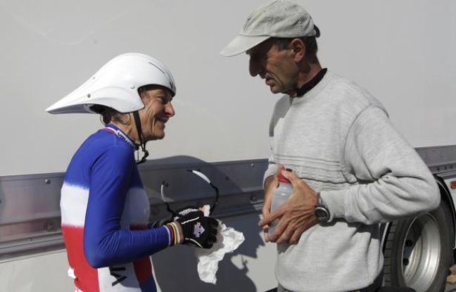 La championne cycliste française Jeannie Longo, et son mari - entraîneur Patrice Ciprelli le 16 octobre 2011 lors d'une course aux Herbiers. La championne cycliste française Jeannie Longo, et son mari - entraîneur Patrice Ciprelli le 16 octobre 2011 lors d'une course aux Herbiers.