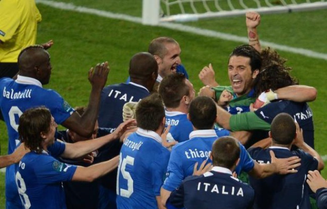 L'Italie retrouve le dernier carré d'une grande compétition à l'Euro-2012 après six ans d'absence, grâce à sa recette de toujours, la culture défensive et le don de la compétition, et a au moins effacé l'échec du Mondial sud-africain. L'Italie retrouve le dernier carré d'une grande compétition à l'Euro-2012 après six ans d'absence, grâce à sa recette de toujours, la culture défensive et le don de la compétition, et a au moins effacé l'échec du Mondial sud-africain.