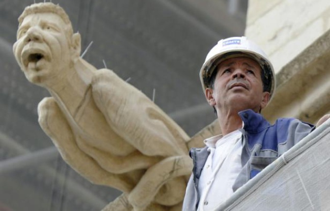 Le chef de chantier, Mohamed Benzizine, à côté d'une gargouille de la cathédrale Saint-Jean à son effigie, le 6 septembre 2016 à Lyon Le chef de chantier, Mohamed Benzizine, à côté d'une gargouille de la cathédrale Saint-Jean à son effigie, le 6 septembre 2016 à Lyon
