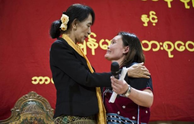 La chef de l'opposition birmane Aung San Suu Kyi a rencontré dimanche des ONG à Bergen, dans la région des fjords norvégiens, pour discuter de l'avenir de son pays engagé sur la voie de la démocratie, et notamment de la gestion des vastes ressources du pays. La chef de l'opposition birmane Aung San Suu Kyi a rencontré dimanche des ONG à Bergen, dans la région des fjords norvégiens, pour discuter de l'avenir de son pays engagé sur la voie de la démocratie, et notamment de la gestion des vastes ressources du pays.