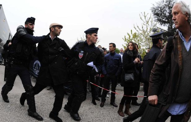 Une interpellation en marge de la rencontre PSG-OM, le 28 avril 2012 à Paris. Une interpellation en marge de la rencontre PSG-OM, le 28 avril 2012 à Paris.
