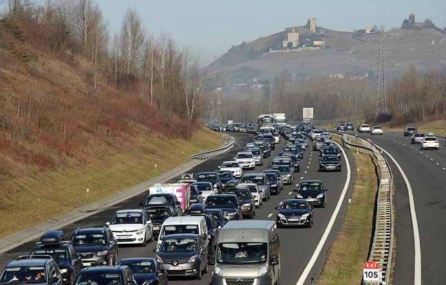 On comptait à la mi journée jusqu'à 120 km de bouchons sur les routes des stations de ski, ce 6 février 2016. On comptait à la mi journée jusqu'à 120 km de bouchons sur les routes des stations de ski, ce 6 février 2016.