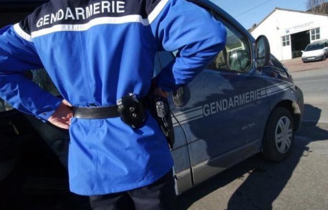 La famille d'une femme gendarme de 32 ans qui s'est suicidée le 24 septembre 2011 dans son appartement de la caserne de Lyon, selon l'enquête conduite par le parquet, a déposé plainte contre X pour "homicide volontaire" et "harcèlement moral", a-t-on appris mercredi auprès de son avocat. La famille d'une femme gendarme de 32 ans qui s'est suicidée le 24 septembre 2011 dans son appartement de la caserne de Lyon, selon l'enquête conduite par le parquet, a déposé plainte contre X pour "homicide volontaire" et "harcèlement moral", a-t-on appris mercredi auprès de son avocat.