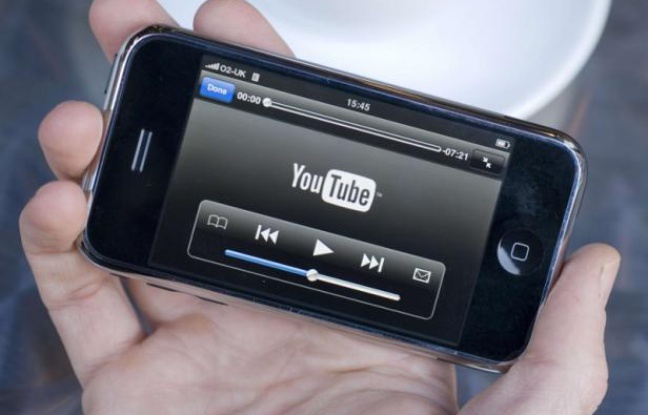 L'app YouTube sur un iPhone. L'app YouTube sur un iPhone.