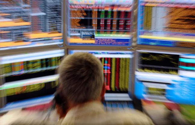 Un trader observe son écran dans les bureaux de la compagnie Aurel BGC à Paris le 18 aout 2011 Un trader observe son écran dans les bureaux de la compagnie Aurel BGC à Paris le 18 aout 2011
