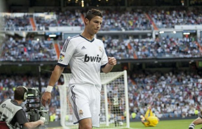 L'attaquant portugais du Real Madrid Cristiano Ronaldo affirme ne pas être préoccupé par son contrat, répétant que sa "tristesse" exprimée ces derniers jours n'est pas liée à des questions d'argent, dans un message publié mercredi soir sur son compte Facebook. L'attaquant portugais du Real Madrid Cristiano Ronaldo affirme ne pas être préoccupé par son contrat, répétant que sa "tristesse" exprimée ces derniers jours n'est pas liée à des questions d'argent, dans un message publié mercredi soir sur son compte Facebook.