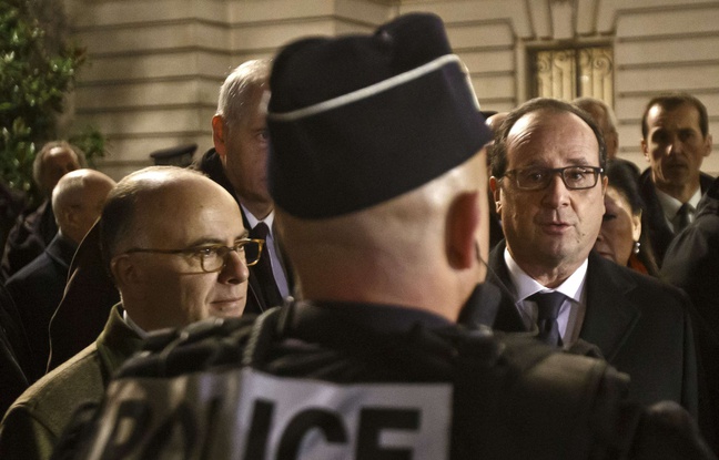 Le ministre de l'Intérieur Bernard Cazeneuve et le président François Hollande avec un officier de police, le 31 décembre 2015 à Paris. Le ministre de l'Intérieur Bernard Cazeneuve et le président François Hollande avec un officier de police, le 31 décembre 2015 à Paris.