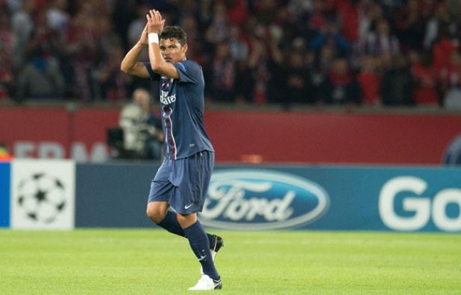 Thiago Silva salue le public du Parc des Princes lors de sa sortie face à Kiev, le 18 septembre 2012 à Paris. Thiago Silva salue le public du Parc des Princes lors de sa sortie face à Kiev, le 18 septembre 2012 à Paris.