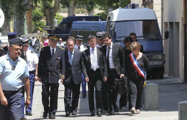 Collobrières le 18 juin 2012 - Deux gendarmes ont été abattues dans le centre du village dans la nuit . Le ministre de l'interieur Manuel VALLS s'est rendu sur place . Collobrières le 18 juin 2012 - Deux gendarmes ont été abattues dans le centre du village dans la nuit . Le ministre de l'interieur Manuel VALLS s'est rendu sur place .