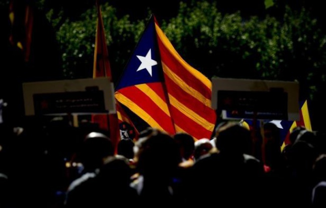 Après les banques, l'autre talon d'Achille financier de l'Espagne, ses régions, revient vendredi sur le devant de la scène avec la publication de leurs comptes trimestriels, avant l'approbation par le gouvernement d'un mécanisme pour les aider à emprunter sur les marchés. Après les banques, l'autre talon d'Achille financier de l'Espagne, ses régions, revient vendredi sur le devant de la scène avec la publication de leurs comptes trimestriels, avant l'approbation par le gouvernement d'un mécanisme pour les aider à emprunter sur les marchés.