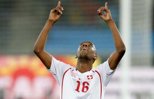 C'est sur qu'après avoir marqué contre l'Espagne en Coupe du monde quand on a pas planté un but de l'année avec Saint-Etienne peut mériter une prière. N'est ce pas Gelson Fernandes? (Espagne - Suisse, 0-1, le 16 juin 2010) C'est sur qu'après avoir marqué contre l'Espagne en Coupe du monde quand on a pas planté un but de l'année avec Saint-Etienne peut mériter une prière. N'est ce pas Gelson Fernandes? (Espagne - Suisse, 0-1, le 16 juin 2010)