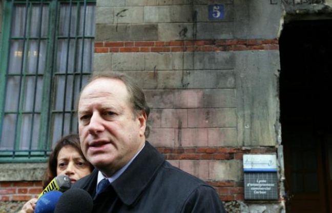 La mise en examen d'une élue EELV de Paris pour blanchiment d'argent a conduit l'UMP à mettre en cause la "permissivité" d'une partie de la gauche face à la drogue, une "instrumentalisation" dénoncée par le mouvement écologiste. La mise en examen d'une élue EELV de Paris pour blanchiment d'argent a conduit l'UMP à mettre en cause la "permissivité" d'une partie de la gauche face à la drogue, une "instrumentalisation" dénoncée par le mouvement écologiste.