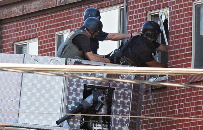 La police tente d'entrer chez le tireur. La police tente d'entrer chez le tireur.