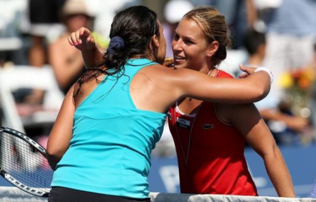 La Slovaque Dominika Cibulkova, 14e mondiale, a remporté le tournoi WTA sur surface dure de Carlsbad en battant en finale la Française Marion Bartoli, 10e mondiale, 6-1, 7-5, dimanche en Californie. La Slovaque Dominika Cibulkova, 14e mondiale, a remporté le tournoi WTA sur surface dure de Carlsbad en battant en finale la Française Marion Bartoli, 10e mondiale, 6-1, 7-5, dimanche en Californie.
