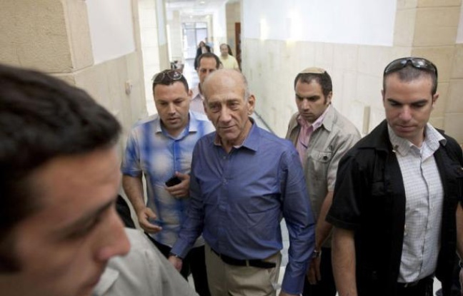 L'ex-Premier ministre israélien Ehud Olmert a été jugé coupable dans une affaire de corruption mardi par le Tribunal de district de Jérusalem qui l'a en revanche acquitté de cette même charge dans deux autres dossiers, au terme d'un retentissant procès. L'ex-Premier ministre israélien Ehud Olmert a été jugé coupable dans une affaire de corruption mardi par le Tribunal de district de Jérusalem qui l'a en revanche acquitté de cette même charge dans deux autres dossiers, au terme d'un retentissant procès.