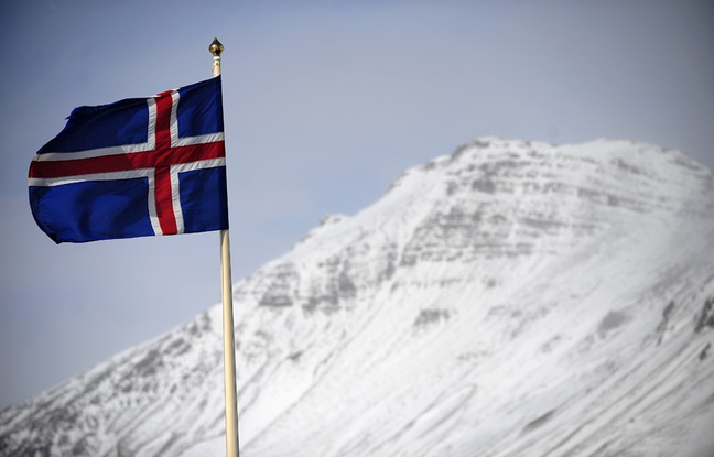 Le drapeau islandais, près du glacier de Myrdalsjokull. Le drapeau islandais, près du glacier de Myrdalsjokull.