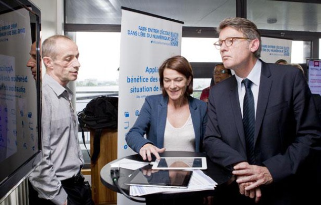 Le 10 juin. Lancement de l'operation - Faire entrer l’école dans l’ère du numérique - en présence de Vincent Peillon, ministre de l’éducation nationale au lycée Diderot à Paris. Démonstration des dernières innovations deployées dans les écoles Le 10 juin. Lancement de l'operation - Faire entrer l’école dans l’ère du numérique - en présence de Vincent Peillon, ministre de l’éducation nationale au lycée Diderot à Paris. Démonstration des dernières innovations deployées dans les écoles