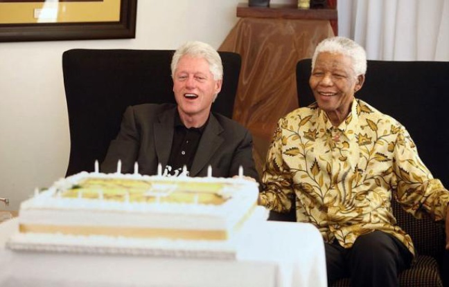 L'ancien président américain Bill Clinton s'est rendu chez Nelson Mandela mardi dans le village de Qunu, dans le sud-est de l'Afrique du Sud, où le héros de la lutte anti-apartheid a passé une partie de son enfance et où il doit fêter mercredi son 94e anniversaire. L'ancien président américain Bill Clinton s'est rendu chez Nelson Mandela mardi dans le village de Qunu, dans le sud-est de l'Afrique du Sud, où le héros de la lutte anti-apartheid a passé une partie de son enfance et où il doit fêter mercredi son 94e anniversaire.