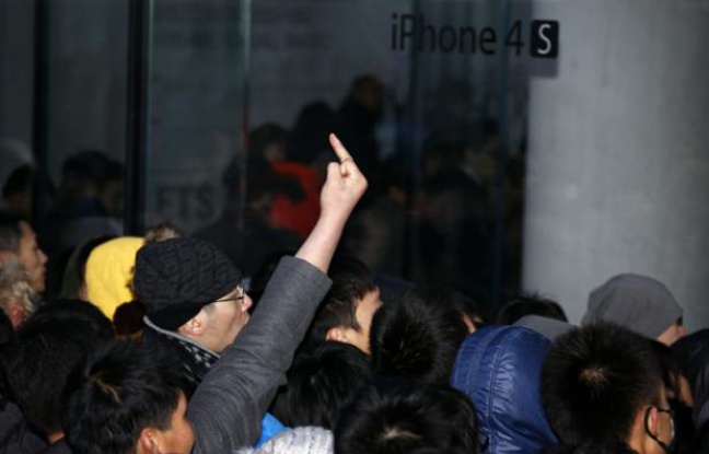 Une foule s'énerve devant le magasin Apple de Sanlitun à Pékin le 13 janvier 2012, lorsque la vente du smartphone a été suspendue par la firme à la pomme en raisons de débordements pendant des heures. Une foule s'énerve devant le magasin Apple de Sanlitun à Pékin le 13 janvier 2012, lorsque la vente du smartphone a été suspendue par la firme à la pomme en raisons de débordements pendant des heures.