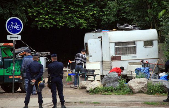Un policier se tient près d'un camp de Roms à Hellemmes (Nord), le 3 août 2012.
Un policier se tient près d'un camp de Roms à Hellemmes (Nord), le 3 août 2012.