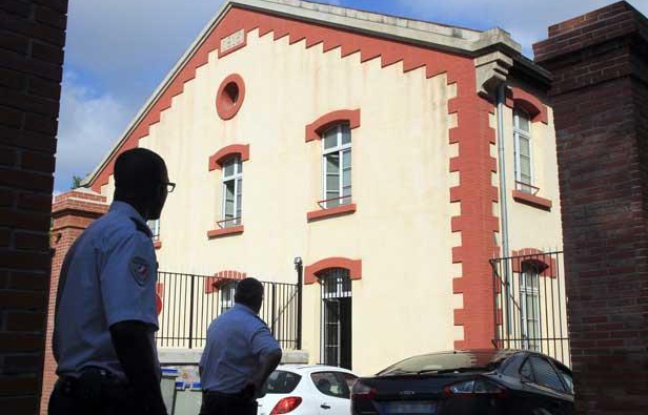 Des policiers devant le bâtiment de la Légion étrangère où a été découvert le corps de Francisco Benitez, à Perpignan le 5 août 2013. Des policiers devant le bâtiment de la Légion étrangère où a été découvert le corps de Francisco Benitez, à Perpignan le 5 août 2013.