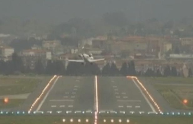Capture d'écran d'une vidéo de France TV info montrant des avions atterrissant difficilement en raison du vent, le 25 avril 2012 à Bilbao. Capture d'écran d'une vidéo de France TV info montrant des avions atterrissant difficilement en raison du vent, le 25 avril 2012 à Bilbao.
