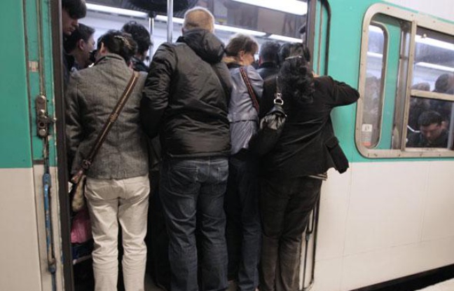 Un jeune homme de 24 ans est mort, traîné par le métro, mercredi soir vers 23h à la station de métro La Motte-Picquet-Grenelle (15e) Un jeune homme de 24 ans est mort, traîné par le métro, mercredi soir vers 23h à la station de métro La Motte-Picquet-Grenelle (15e)