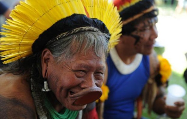 Le chef indien brésilien Raoni, défenseur de l'Amazonie, a reçu mardi un soutien international avec la remise d'une pétition de 350.000 signatures demandant l'arrêt du barrage géant de Belo Monte sur le fleuve Xingu, un affluent de l'Amazone au nord du Brésil. Le chef indien brésilien Raoni, défenseur de l'Amazonie, a reçu mardi un soutien international avec la remise d'une pétition de 350.000 signatures demandant l'arrêt du barrage géant de Belo Monte sur le fleuve Xingu, un affluent de l'Amazone au nord du Brésil.