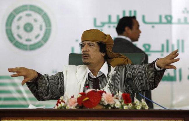 Le leader libyen, Mouammar Kadhafi, lors de son discours à Tripoli, le 2 mars 2011. Le leader libyen, Mouammar Kadhafi, lors de son discours à Tripoli, le 2 mars 2011.