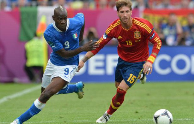 L'Italien Mario Balotelli (à gauche) et l'Espagnol Sergio Ramos, le 1er juin 2012 à Kiev. L'Italien Mario Balotelli (à gauche) et l'Espagnol Sergio Ramos, le 1er juin 2012 à Kiev.