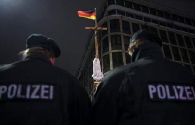 La police allemande a mis en garde jeudi soir contre un "attentat prévu" à Munich La police allemande a mis en garde jeudi soir contre un "attentat prévu" à Munich