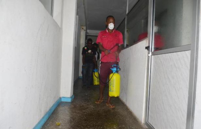 Un employé désinfecte un bureau à Monrovia au Libéria contre la fièvre Ebola le 1er août 2014 Un employé désinfecte un bureau à Monrovia au Libéria contre la fièvre Ebola le 1er août 2014