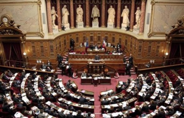 Le Sénat a imprimé sa marque sur la réforme pénitentiaire qu'il a adopté vendredi, en enrichissant notablement un texte qui vise à mettre les conditions de vie dans les prisons françaises, vivement décriées, au diapason des normes européennes. Le Sénat a imprimé sa marque sur la réforme pénitentiaire qu'il a adopté vendredi, en enrichissant notablement un texte qui vise à mettre les conditions de vie dans les prisons françaises, vivement décriées, au diapason des normes européennes.