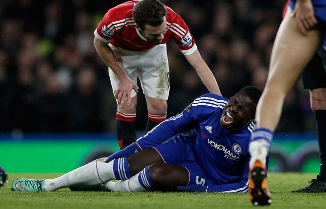 Sérieusement blessé au genou, Kurt Zouma manquera l'Euro 2016. Sérieusement blessé au genou, Kurt Zouma manquera l'Euro 2016.