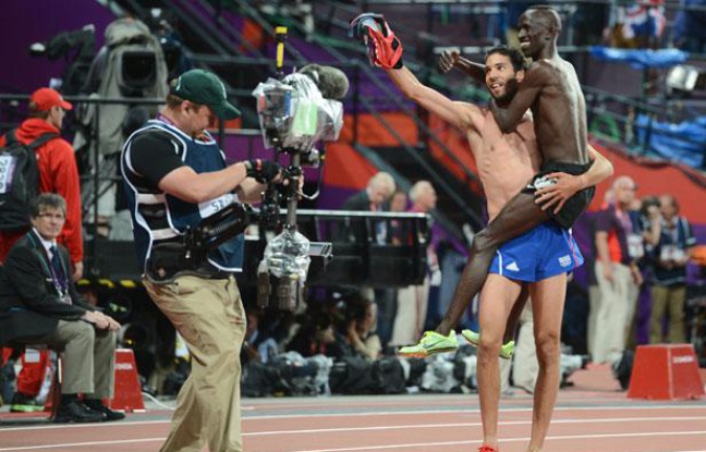 Le Kenyan EzekielKemboi, médaille d'or du 3000m steeple, saute dan sle bras du 2e, le Français Mahiedine Mekhissi-Benabbad. Le Kenyan EzekielKemboi, médaille d'or du 3000m steeple, saute dan sle bras du 2e, le Français Mahiedine Mekhissi-Benabbad.