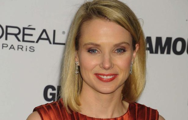 Marissa Mayer récompensée comme «femme de l'année» par Glamour en 2009 à New York. Marissa Mayer récompensée comme «femme de l'année» par Glamour en 2009 à New York.