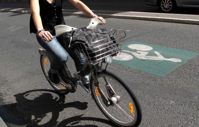 Une femme roule en Vélib', à Paris, le 20 juillet 2009. Une femme roule en Vélib', à Paris, le 20 juillet 2009.