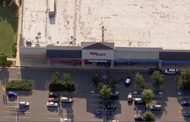 Un supermarché de Old Bridge, près de New York, théâtre d'une fusillade le 31 août 2012. Un supermarché de Old Bridge, près de New York, théâtre d'une fusillade le 31 août 2012.