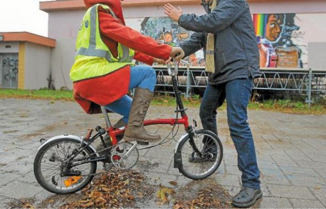 Neuf femmes apprennent à faire du vélo avec les membres de Cadr'67. Neuf femmes apprennent à faire du vélo avec les membres de Cadr'67.