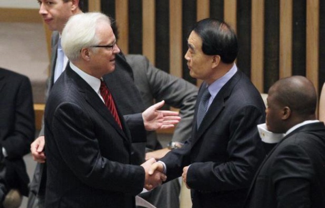 La Russie et la Chine ont mis leur veto jeudi à l'ONU à une résolution occidentale menaçant le régime syrien de sanctions, une décision qui remet en question la médiation de Kofi Annan et la mission des observateurs onusiens. La Russie et la Chine ont mis leur veto jeudi à l'ONU à une résolution occidentale menaçant le régime syrien de sanctions, une décision qui remet en question la médiation de Kofi Annan et la mission des observateurs onusiens.