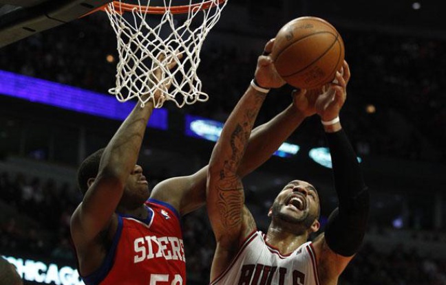 Carlos Boozer (à droite), le joueur des Chicago Bulls, le 9 mai 2012, contre Philadelphie. Carlos Boozer (à droite), le joueur des Chicago Bulls, le 9 mai 2012, contre Philadelphie.