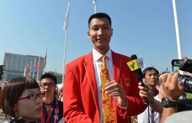 Le basketteur Yi Jianlian, qui évolue dans le championnat NBA, sera le porte-drapeau de la Chine lors de la cérémonie d'ouverture des jeux Olympiques de Londres vendredi, a annoncé mercredi Xiao Tian, l'un des vice-chefs de mission de la délégation chinoise. Le basketteur Yi Jianlian, qui évolue dans le championnat NBA, sera le porte-drapeau de la Chine lors de la cérémonie d'ouverture des jeux Olympiques de Londres vendredi, a annoncé mercredi Xiao Tian, l'un des vice-chefs de mission de la délégation chinoise.