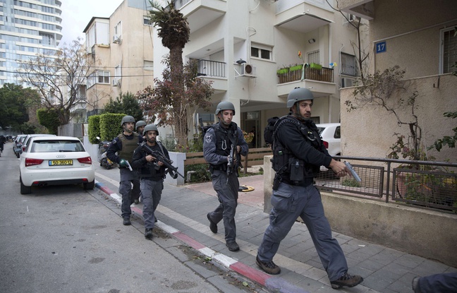 Des policiers israëliens recherchent le tireur qui a tué deux personnes vendredi dans un bar de Tel-Aviv, le 2 janvier 2016. Des policiers israëliens recherchent le tireur qui a tué deux personnes vendredi dans un bar de Tel-Aviv, le 2 janvier 2016.
