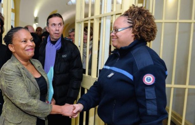 La critique du "tout-carcéral" affichée par Christiane Taubira depuis son arrivée au ministère de la Justice se confirme dans les travaux de la Conférence de consensus sur la récidive présentés mercredi soir qui remettent en cause l'efficacité de la prison. La critique du "tout-carcéral" affichée par Christiane Taubira depuis son arrivée au ministère de la Justice se confirme dans les travaux de la Conférence de consensus sur la récidive présentés mercredi soir qui remettent en cause l'efficacité de la prison.