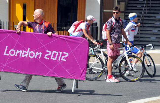 Des athlètes à vélo dans le village olympique de Londres, le 26 juillet 2012. Des athlètes à vélo dans le village olympique de Londres, le 26 juillet 2012.
