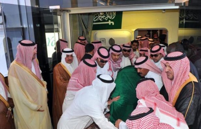 L'Arabie saoudite a enterré dimanche le prince héritier Nayef ben Abdel Aziz, décédé à l'âge de 79 ans, et va lui désigner un successeur, le plus probablement son frère le prince Salmane ben Abdel Aziz. L'Arabie saoudite a enterré dimanche le prince héritier Nayef ben Abdel Aziz, décédé à l'âge de 79 ans, et va lui désigner un successeur, le plus probablement son frère le prince Salmane ben Abdel Aziz.