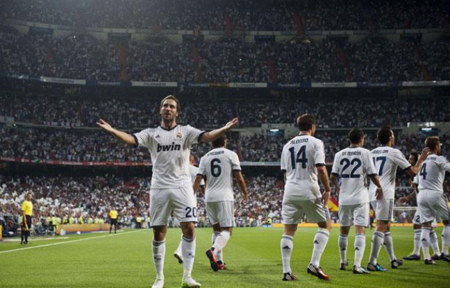 Gonzalo Higuain, buteur face à Barcelone, mercredi 29 août au stade Santiago Bernabeu. Gonzalo Higuain, buteur face à Barcelone, mercredi 29 août au stade Santiago Bernabeu.