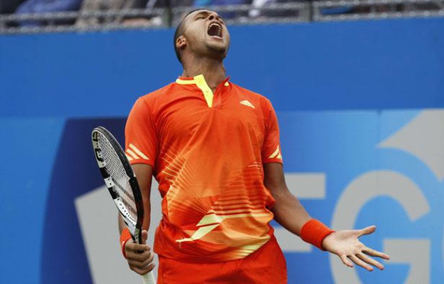 Jo-Wilfried Tsonga au tournoi du Queen's face à Ivan Dodig, à Londres, le juin 2012. Jo-Wilfried Tsonga au tournoi du Queen's face à Ivan Dodig, à Londres, le juin 2012.