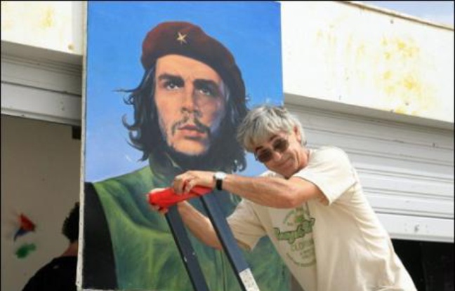 Olivier Besancenot a mis à l'honneur samedi soir Che Guevara à l'université d'été de la LCR à Port-Leucate (Aude), alors que la formation entame un débat interne sur la construction d'un nouveau parti anticapitaliste qui ne se référerait plus au trotskisme. Olivier Besancenot a mis à l'honneur samedi soir Che Guevara à l'université d'été de la LCR à Port-Leucate (Aude), alors que la formation entame un débat interne sur la construction d'un nouveau parti anticapitaliste qui ne se référerait plus au trotskisme.